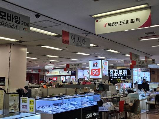 서울 광지구 강변테크노마트의 휴대전화 매장 전경. 이동통신사들이 주말인 16일부터 휴대전화 번호이동 전환지원금을 지급하기로 하면서 테크노마트를 비롯한 휴대전화 매장들의 기대감이 크다.  김나인 기자