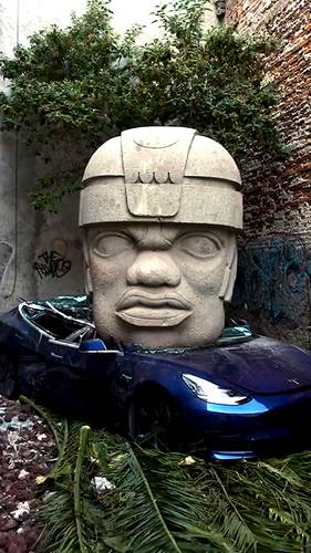 올멕 두상에 깔린 테슬라 모델 3 / 인스타 캡처