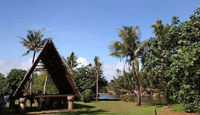 정글 탐험 프로그램에 참여하면 도착하는 ‘밸리 오브 더 라테’ 지역. 차모로인들이 살았던 집을 볼 수 있다. 박미향 기자