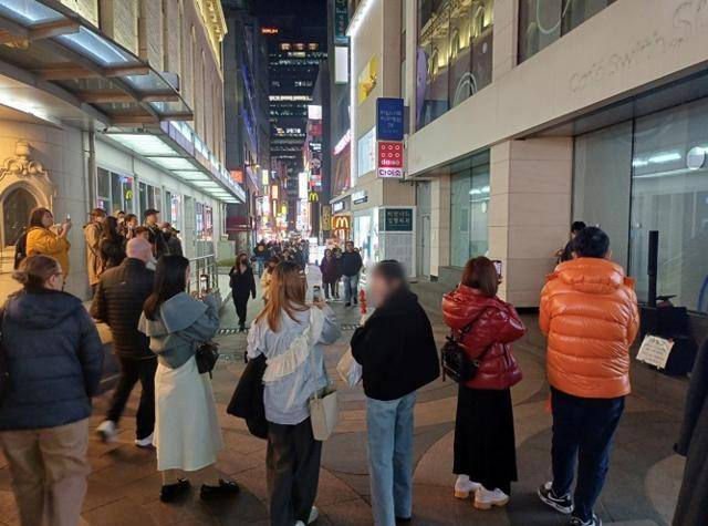 13일 오후 6시 서울 중구 명동예술극장 앞에서 사람들이 버스킹 공연을 관람하고 있다. 서현정 기자