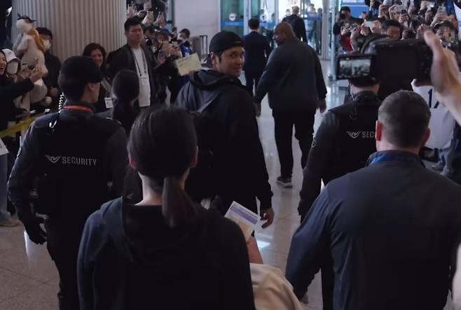 오타니가 인천국제공항 입국장에서 뒤를 돌아보며 아내를 확인하고 있다. LA 다저스 SNS 캡처