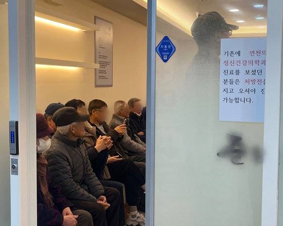 지난달 27일 경기 연천군에 하나뿐인 A 정신건강의학과 의원. 우울증 등으로 내원한 노인 환자들이 대기실에 앉아 진료를 기다리고 있다. 오전 대기가 마감되었다는 간호사의 말에 발걸음을 돌리는 환자들이 속출했다. 이아미 기자