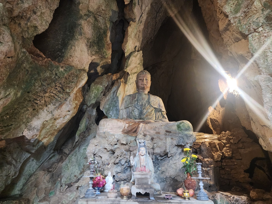오행산 동굴의 불상. 유주현 기자
