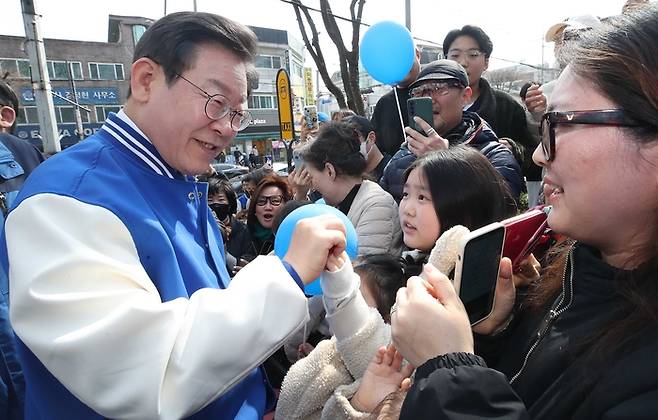 더불어민주당 이재명 대표가 16일 경기 용인시 수지구청 인근에서 시민들에게 인사하고 있다. 연합뉴스