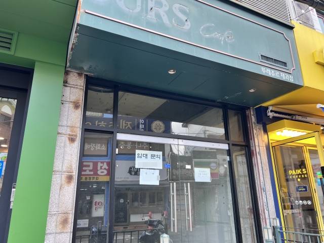 경리단길 삼거리에 위치한 이 상가는 높은 임대료에 약 2년째 아무도 들어오지 않고 있다.