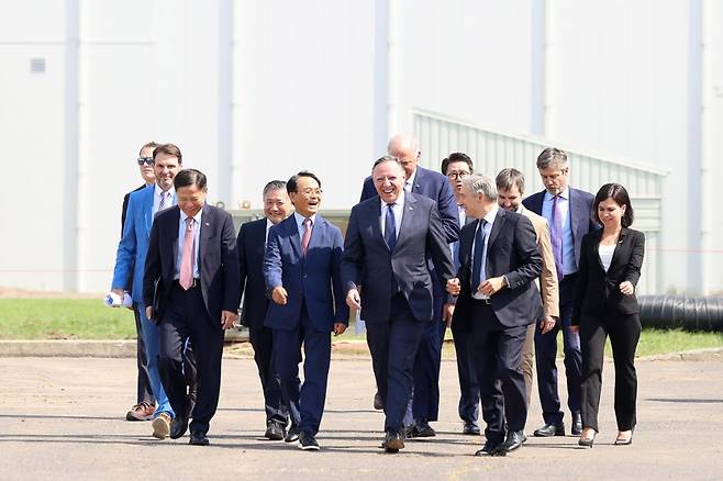 지난 7월 솔루스첨단소재 캐나다 공장 착공식. 왼쪽부터 임웅순 캐나다 한국 대사, 서광벽 솔루스첨단소재 대표, 진대제 솔루스첨단소재 회장, 프랑수아 르고(Francois Legault) 퀘벡주 총리, 프랑수아 필립 샴페인(Francois-Philippe Champagne) 캐나다 혁신과학산업부 장관, 줄리 부동(Julie Bourdon) 그랜비 시장