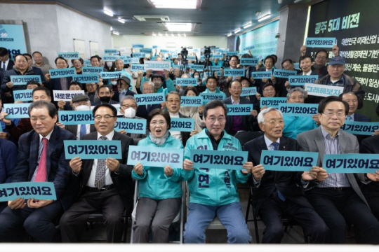 새로운미래 이낙연 공동대표가 16일 오후 광주 광산구 수완동에 있는 자신의 선거사무소 개소식에서 당 관계자들과 기념사진을 찍고 있다. 연합뉴스