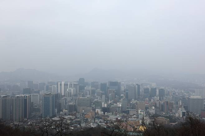 미세먼지 농도가 '나쁨'을 보인 3일 오후 서울 시내가 먼지에 뒤덮여있다. [연합]