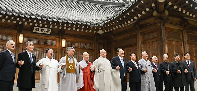 [서울=뉴시스] 윤석열 대통령이 12일 청와대 상춘재에서 열린 종교지도자 오찬간담회에서 기념촬영을 하고 있다. 왼쪽부터 유인촌 문화체육관광부 장관, 천도교 주용덕 교령 대행, 한국민족종교협의회 김령하 회장, 원불교 나상호 교정원장, 천태종 총무원장 덕수스님, 조계종 총무원장 진우스님, 윤 대통령, 한국교회총연합 대표회장 장종현 목사, 유교 최종수 성균관장, 수원중앙침례교회 김장환 원로목사, 한국 천주교 주교회의 이용훈 의장, 천주교 서울대교구 정순택 교구장, 이관섭 대통령 비서실장. (사진=대통령실 제공) 2024.03.12.photo@newsis.com *재판매 및 DB 금지