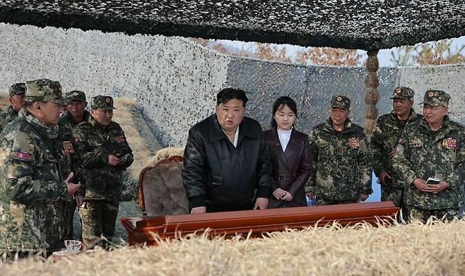 [서울=뉴시스] 16일 북한 노동당 기관지 노동신문은 김정은 국무위원장이 15일 항공륙전병부대 훈련을 지도했다고 보도하며 주애가 동행한 모습을 공개했다. 2024.03.16. (사진=노동신문 캡처) *재판매 및 DB 금지