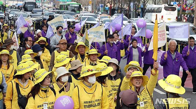 [서울=뉴시스] 김금보 기자 = 16일 서울 중구 서울시의회 앞 세월호기억관 앞에서 세월호 10주기 전국시민행진을 마친 4.16 세월호 참사 가족협의회 뒤로 10·29 이태원 참사 유가족협의회가 도착하고 있다. 2024.03.16. kgb@newsis.com