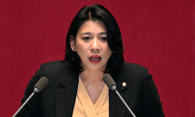 비례의원직을 승계한 녹색정의당 이자스민 의원이 지난 2월 1일 국회에서 열린 본회의에서 인사말을 하고 있다. 이자스민 의원은 지난 2012년 새누리당 비례대표로 국회에 첫 입성했다. 연합뉴스