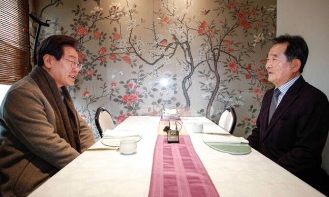 더불어민주당 이재명 대표(왼쪽)와 정세균 전 국무총리가 지난해 12월 28일 서울 종로구 한 식당에서 가진 오찬회동에서 당 내부 결속 방안 및 22대 총선 전략 등을 주제로 정국을 논하고 있다. 국회사진기자단