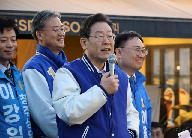 이재명 더불어민주당 대표가 14일 오후 청주시 서원구 충북대학교 인근 번화가에서 기자회견을 하고 있다. 연합뉴스