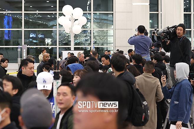 ▲ 한국 야구 팬들은 서울시리즈를 앞두고 입국한 샌디에이고 선수단을 기다렸다. ⓒ곽혜미 기자