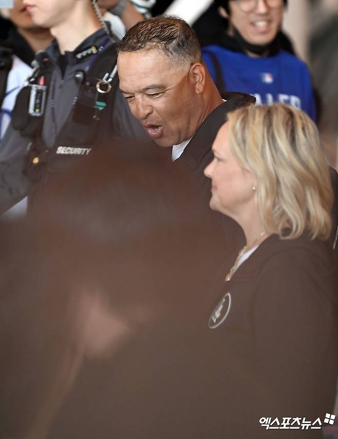 미국 메이저리그 LA 다저스 선수단은 지난 15일 오후 인천국제공항을 통해 입국했다. 다저스의 데이브 로버츠 감독이 입국장을 빠져나갈 때 누군가 던진 계란이 바닥에 깨지자 놀라고 있다. 엑스포츠뉴스 DB