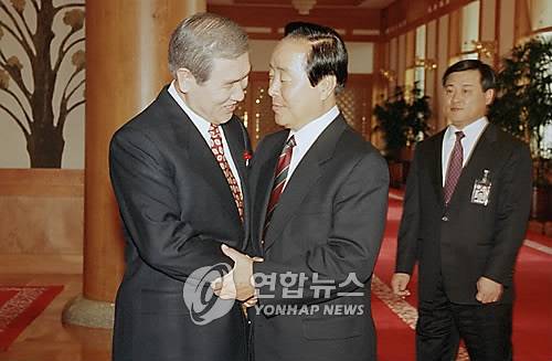 1992년 12월 21일 노태우 대통령, 김영삼 대통령 당선인과 회동 노태우 대통령이 청와대에서 김영삼 대통령 당선인의 예방을 받고 두손을 잡으며 반갑게 맞고 있다. 
 [연합뉴스 자료사진]