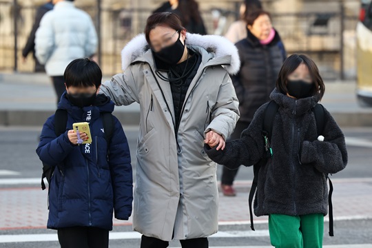 지난 8일 오전 서울 종로구 세종대로 사거리에서 두꺼운 외투를 입은 시민들이 발걸음을 옮기고 있다. 사진=뉴시스