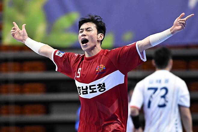 신한 SOL페이 23-24 핸드볼 H리그 남자부 3라운드 상무피닉스와의 경기에서 환호하는 충남도청 남성욱, 사진 제공=한국핸드볼연맹