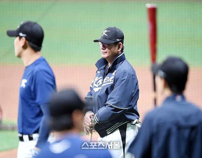 팀코리아 류중일 감독이 16일 고척스카이돔에서 젊은 선수들 위주로 구성된 대표팀의 훈련을 지휘하고 있다. 팀코리아는 17일과 18일 MLB 샌디에이고 파드리스, LA다저스와 평가전을 갖는다. 2024.3.16.  고척 | 강영조 기자 kanjo@sportsseoul.com