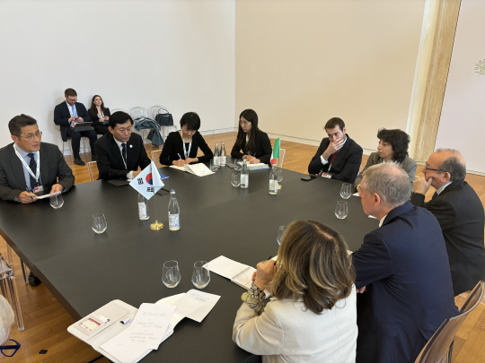 고진(왼쪽 두 번째) 디지털플랫폼정부위원장과 아돌포 우르소(오른쪽 두 번째) 이탈리아 산업부 장관이 'G7 산업 및 디지털·기술 장관회의'를 통해 만나'양자 면담을 진행하고 있다. 디플정위 제공