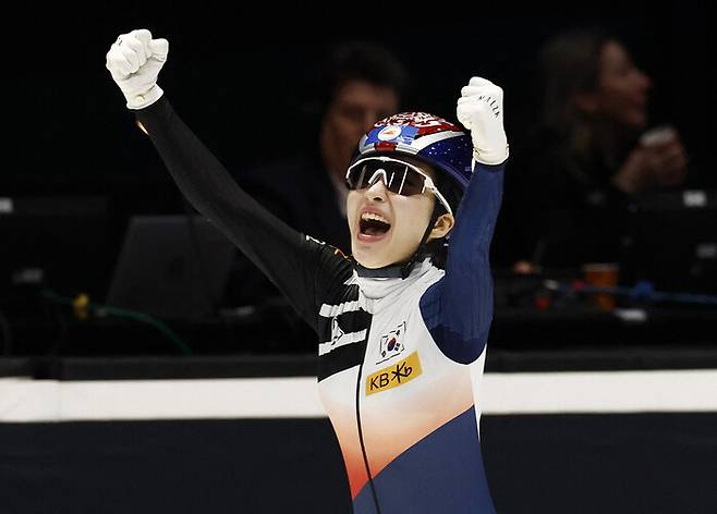 쇼트트랙 김길리(성남시청)가 16일(한국시각) 네덜란드 로테르담에서 열린 2024 국제빙상경기연맹 세계 쇼트트랙 선수권 대회 여자 1500m 결승에서 1위를 기록한 뒤 포효하고 있다. 로테르담/로이터 연합뉴스