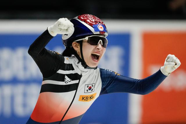 김길리가 16일(현지시각) 네덜란드 로테르담 아호이 아레나에서 열린 2024 국제빙상경기연맹(ISU) 세계 쇼트트랙 선수권대회 여자 1,500m 결승에서 1위로 골인하며 환호하고 있다. 로테르담=AP 뉴시스