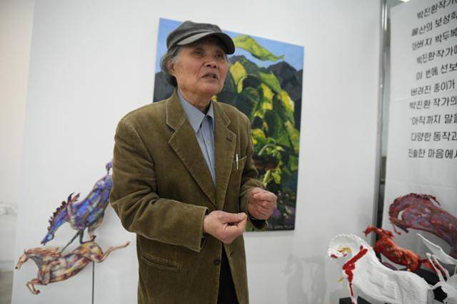 울산 대표 여성독립운동가 이효정 선생의 막내아들 박진환 작가가 7일 울산 동구 문화공장 방어진에서 자신의 작품세계에 대해 설명하고 있다. 울산=박은경 기자