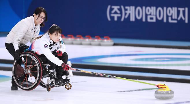 16일 강릉컬링센터에서 열린 2024 세계휠체어믹스더블컬링선수권대회 결승에서 조민경 선수가 투구하고 있다. 대한장애인체육회 제공