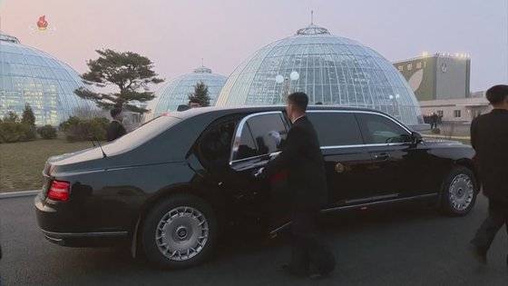 김정은 북한 국무위원장이 지난 15일 딸 주애와 강동종합온실 준공 및 조업식에 참석하면서 블라디미르 푸틴 러시아 대통령이 선물한 '아우루스' 전용차를 처음 타고 등장했다. 조선중앙TV. 연합뉴스.