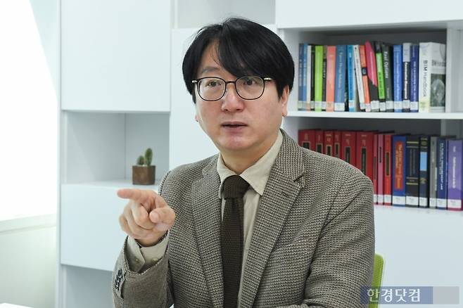 이은형 대한건설정책연구원 연구위원이 수도권 광역급행철도(GTX)에 대해 설명하고 있다. 사진=유채영 기자