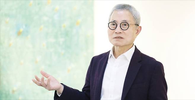 김웅기 글로벌세아그룹 회장이 지난 15일 서울 대치동 S2A 갤러리에 전시된 김창열 화백의 ‘회귀(recurrence)’ 작품 앞에서 자신의 미술 컬렉션에 대해 설명하고 있다. 그는 “색상 조합이 아름답고 마음이 정제되는 느낌을 주는 작품을 좋아한다”고 말했다.  이솔 기자