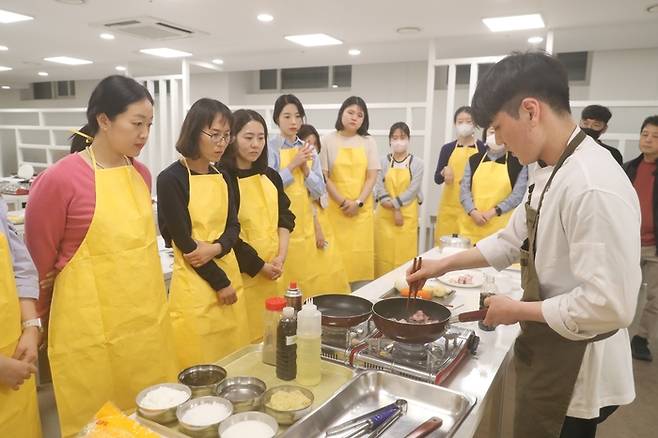 송파구가 지난해 구내식당에서 연 요리 교실에 젊은 공무원들이 참석해 수업을 듣고 있다. 송파구 제공