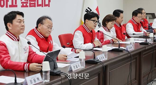 한동훈 국민의힘 비상대책위원장이 17일 서울 여의도 중앙당사에서 열린 중앙선거대책위원장 회의에서 발언하고 있다. 2024.3.17 / 성동훈 기자