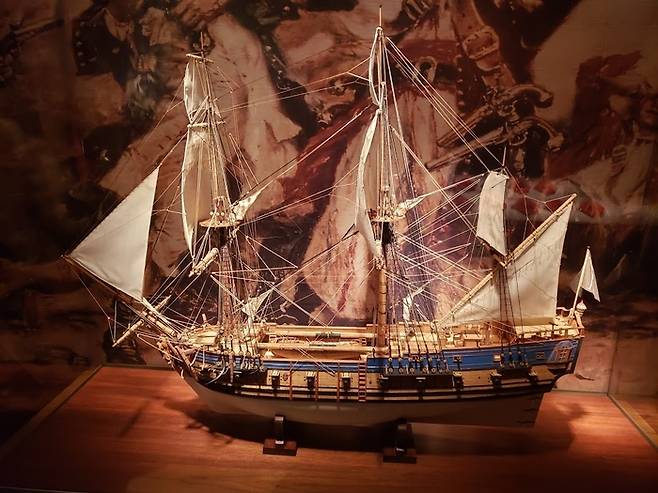 검은수염의 함선인 ‘앤 여왕의 복수’의 모형. 거대한 크기가 해적단의 규모를 짐작케 한다.