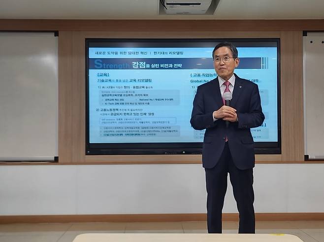 유길상 한국기술교육대학교 총장이 지난 14일 충남 천안시 한기대 제2캠퍼스에 고용노동부 기자단과 만나 대학 비전을 설명하고 있다. /사진=고용노동부 공동취재단