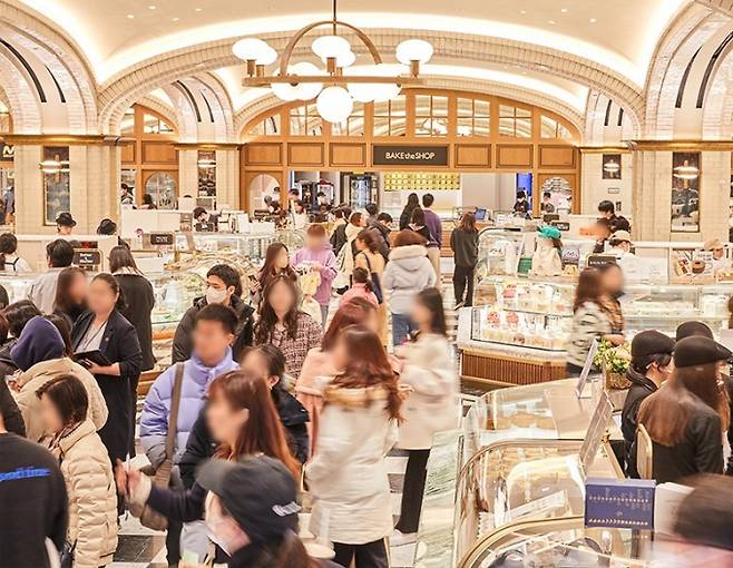 신세계백화점 강남점은 지난달 선보인 디저트 전문관 '스위트 파크'가 한 달 만에 누적 방문객 140만명을 기록했다. 사진은 신세계백화점 강남점 스위트 파크 전경. /사진=신세계 제공