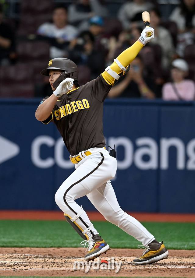 2024년 3월 17일 서울 고척스카이돔에서 열린 ‘메이저리그 월드투어 서울시리즈 2024’ 스페셜 매치 팀코리아와 샌디에이고 파드리스의 경기에 열렸다. 3회말 2사 1루 샌디에이고 김하성이 좌전 안타를 치고 있다./고척 = 유진형 기자 zolong@mydaily.co.kr