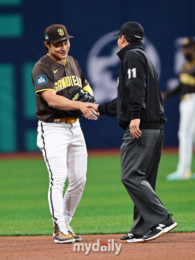 2024년 3월 17일 서울 구로구 고척스카이돔에서 열린 '메이저리그 월드투어 서울시리즈 2024' 스페셜 매치 팀 코리아와 샌디에이고 파드리스의 경기, 샌디에이고 김하성 경기 전 2루심 박종철 심판과 악수하고 있다./고척 = 유진형 기자 zolong@mydaily.co.kr