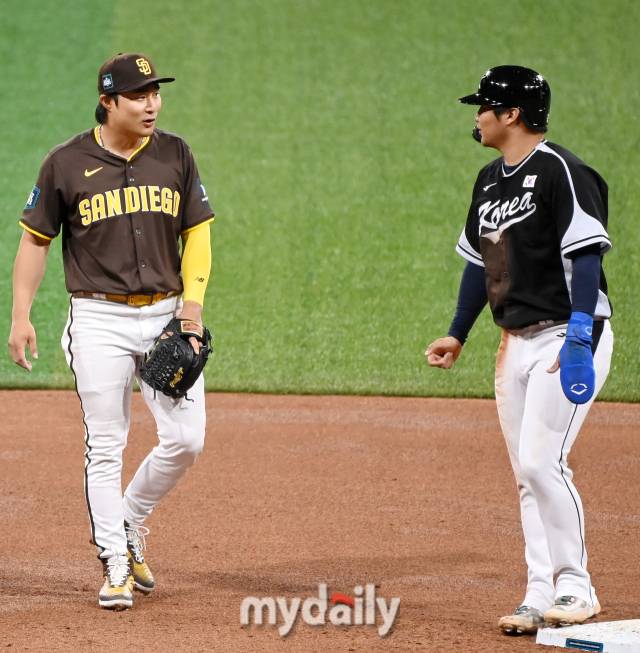 2024년 3월 17일 서울 구로구 고척스카이돔에서 열린 '메이저리그 월드투어 서울시리즈 2024' 스페셜 매치 팀 코리아와 샌디에이고 파드리스의 경기, 2회초 1사 1루 팀 코리아 문보경이 2루 도루에 성공한 뒤 샌디에이고 유격수 김하성과 대화를 나누고 있다./고척 = 유진형 기자 zolong@mydaily.co.kr