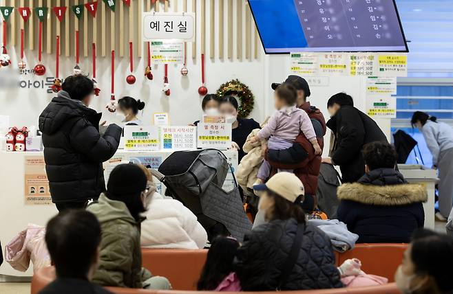 서울의 한 소아청소년과 병원을 찾은 어린이와 부모들이 진료를 기다리고 있다. [연합]