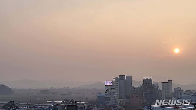 미세먼지 뒤덮은 시가지 전경. (사진=전남도 제공)  photo@newsis.com