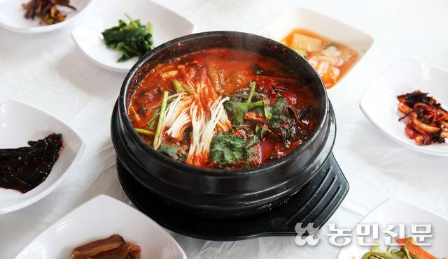 광양 여행을 가면 꼭 먹을 것을 추천하는 별미 ‘참게탕’.