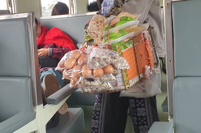 ▲판매원이 수시로 열차를 순회하며 먹을 것을 팔았다. ⓒ박흥수