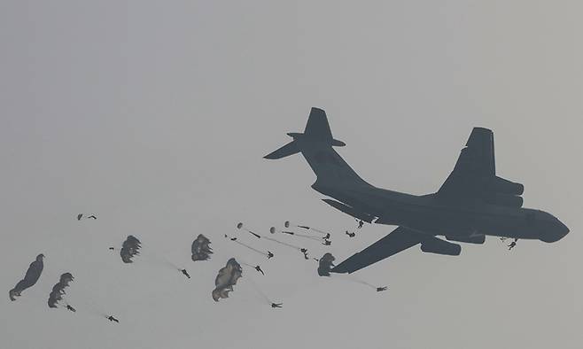 북한군 항공육전병부대(공수부대) 병사들이 수송기에서 낙하산을 타고 뛰어내리고 있다. 김정은 국무위원장의 지난 15일 항공육전병부대의 훈련을 지도했다고 조선중앙통신이 16일 보도했다. 연합뉴스