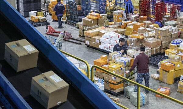 인천시 중구 인천본부세관 특송물류센터에 해외 직구 물품들이 쌓여 있다. 연합뉴스