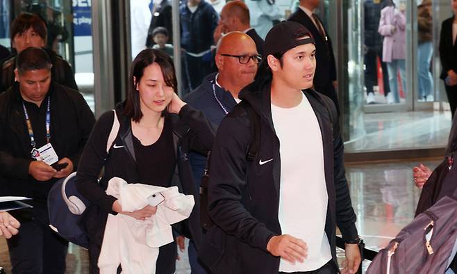 '2024 메이저리그(MLB) 월드투어 서울 시리즈'에 출전하는 로스앤젤레스 다저스 오타니 쇼헤이와 아내 다나카 마미코가 지난 15일 방한 기간 머무를 서울의 한 호텔에 도착하고 있다. 연합뉴스