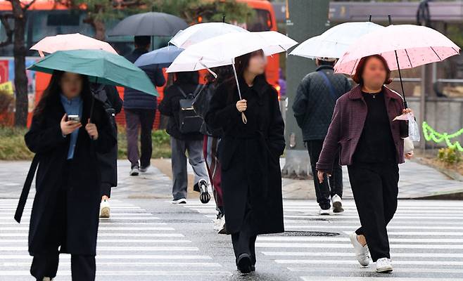 去る 12日午前ソウル中区乙支路で傘を差した市民たちが足を移している. ニューシース