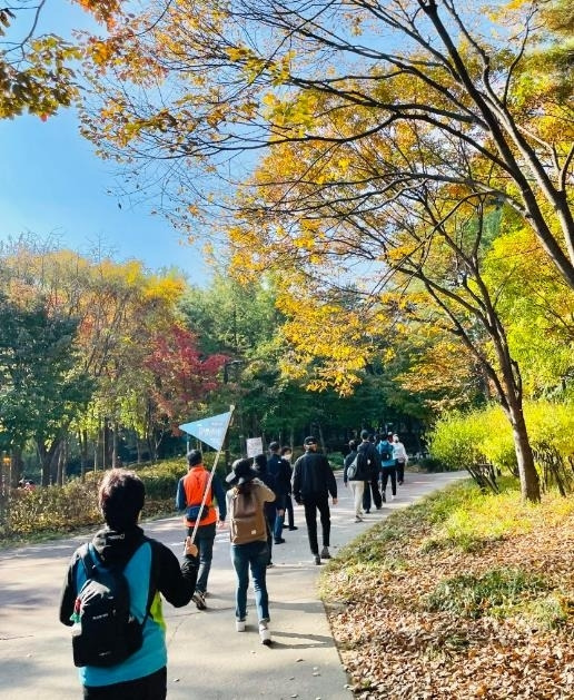 서울 중구 ‘걷기 좋은 날’ 프로그램 참가자들이 지난해 가을 건강지도사와 함께 남산 둘레길을 걷고 있다. 중구 제공