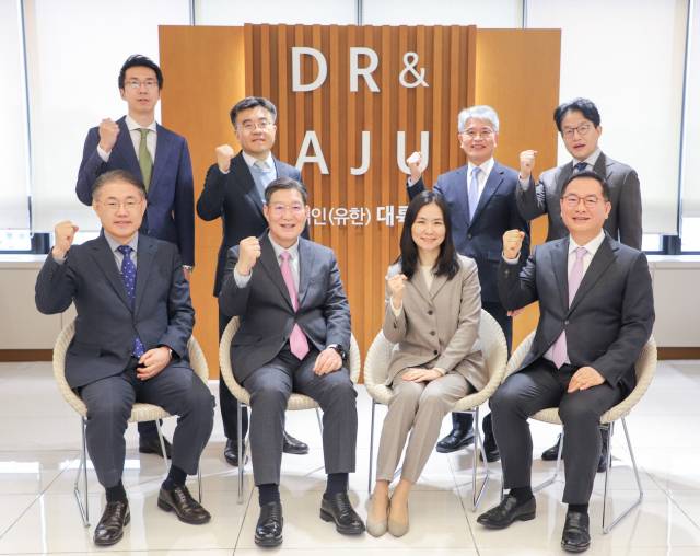 권재호(뒷줄 왼쪽부터) 법무법인 대륙아주 수사대응그룹 변호사, 김동주 변호사, 김형길 변호사, 신병재 변호사(앞줄 왼쪽부터) 김우현 변호사, 오광수 대표변호사, 정유리 변호사, 최정진 변호사가 15일 서울경제신문과 인터뷰에 앞서 기념사진을 찍고 있다. 사진 제공=대륙아주